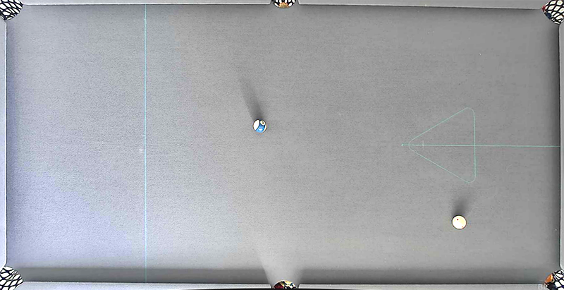 Rohes Kamerabild des Tisches von oben: Spielball und Objektball, unbearbeitet